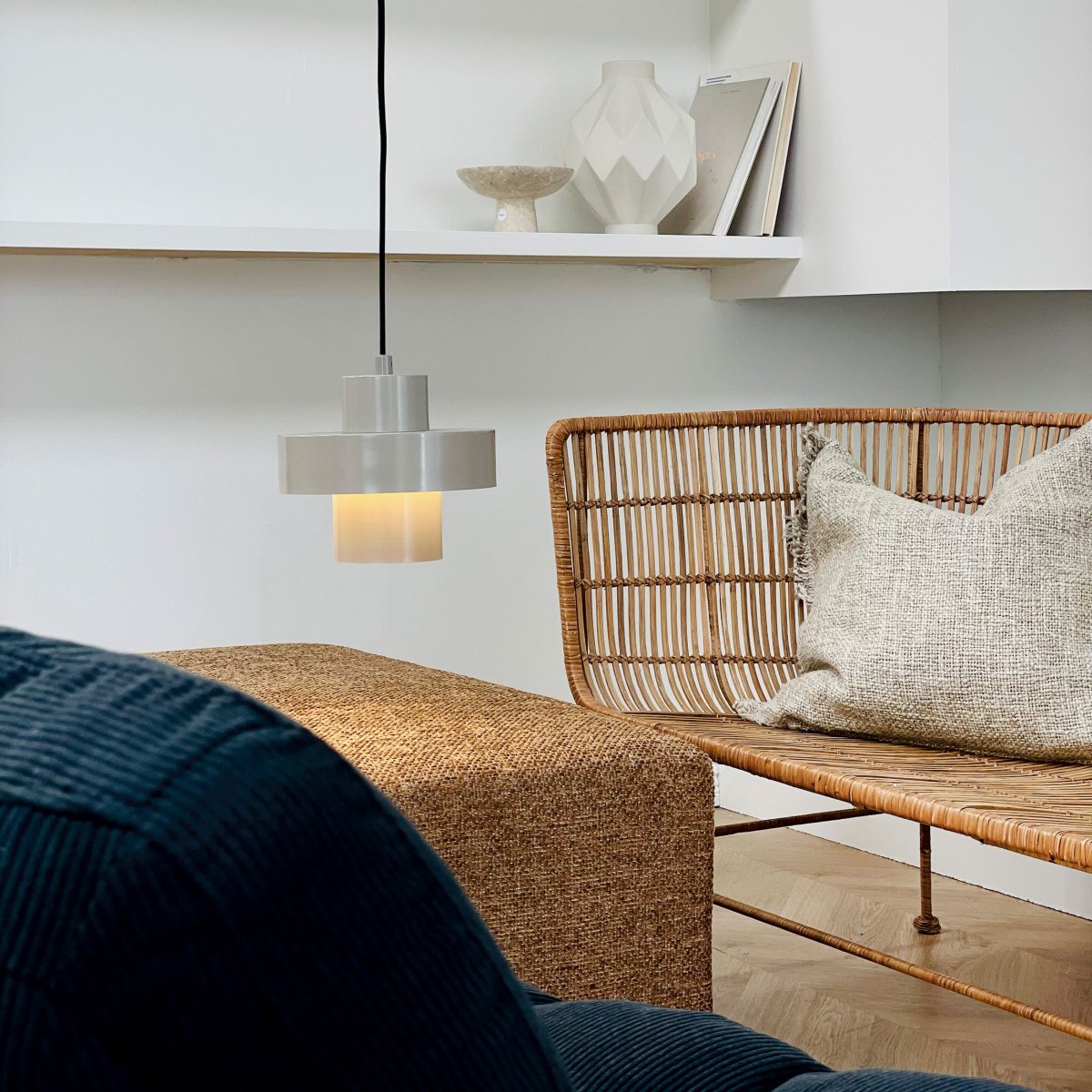 Stoke Ø20 Warm grijs hanglamp Van Dyberg Larsen - Afhankelijk van de kleurkeuze en de plaatsing kan de lamp zowel als sculpturaal interieurdetail als lichtpunt fungeren, ongeacht of deze boven de keukentafel, op het bureau of in de woonkamer en slaapkamer wordt geplaatst.