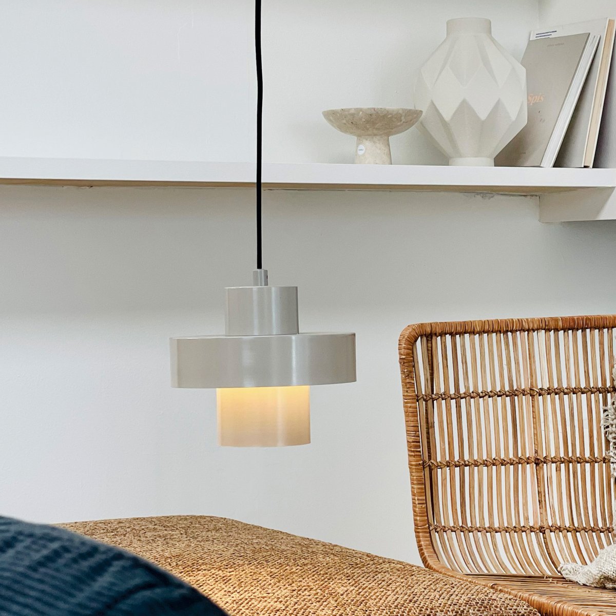 Stoke Ø20 Warm grijs hanglamp Van Dyberg Larsen - Afhankelijk van de kleurkeuze en de plaatsing kan de lamp zowel als sculpturaal interieurdetail als lichtpunt fungeren, ongeacht of deze boven de keukentafel, op het bureau of in de woonkamer en slaapkamer wordt geplaatst.