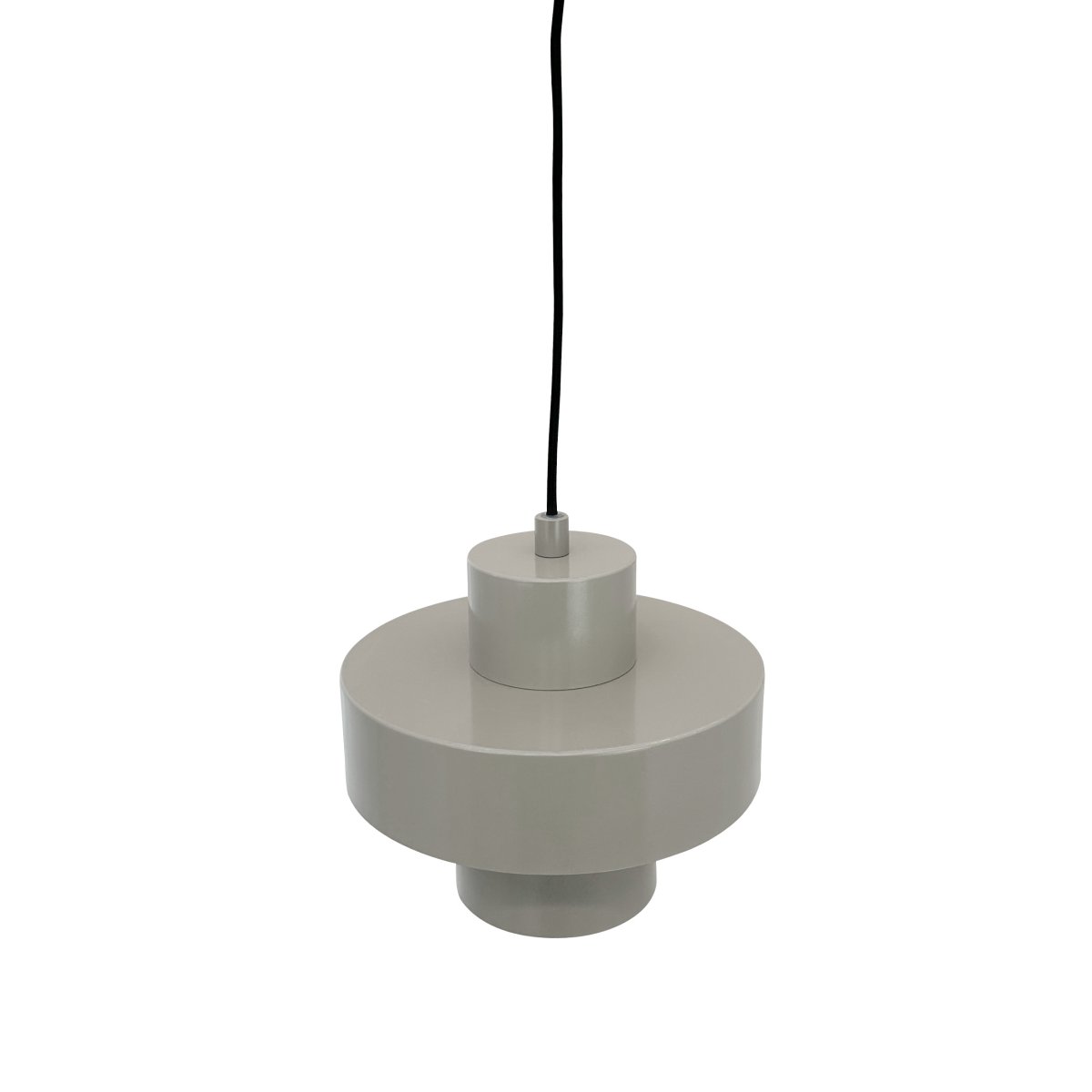 Stoke Ø20 Warm grijs hanglamp Van Dyberg Larsen - Afhankelijk van de kleurkeuze en de plaatsing kan de lamp zowel als sculpturaal interieurdetail als lichtpunt fungeren, ongeacht of deze boven de keukentafel, op het bureau of in de woonkamer en slaapkamer wordt geplaatst.