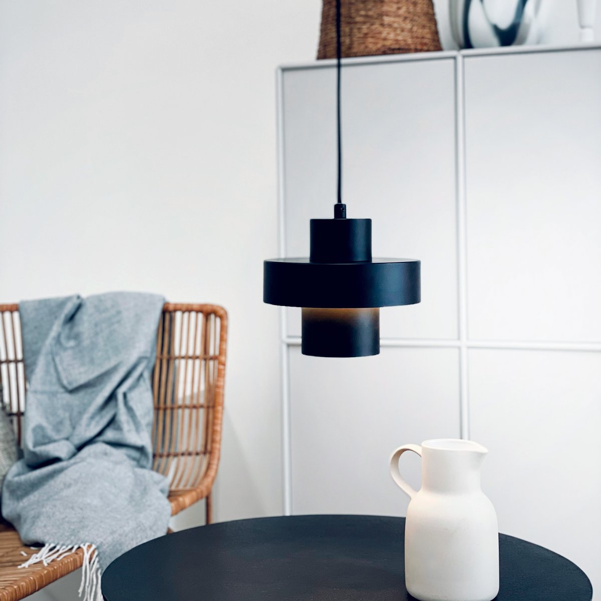 Stoke Ø20 Zwart hanglamp Van Dyberg Larsen - Afhankelijk van de kleurkeuze en de plaatsing kan de lamp zowel als sculpturaal interieurdetail als lichtpunt fungeren, ongeacht of deze boven de keukentafel, op het bureau of in de woonkamer en slaapkamer wordt geplaatst.
