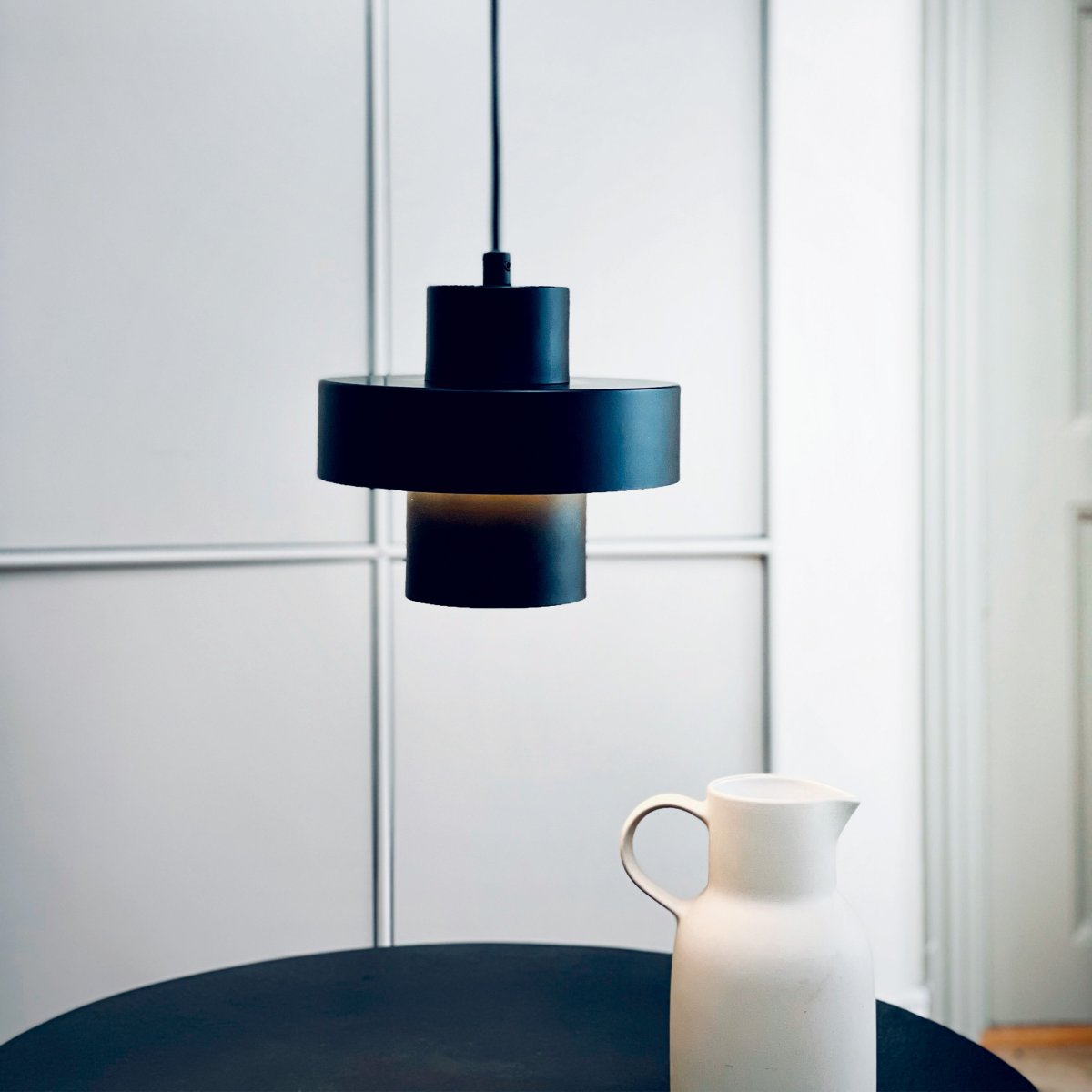 Stoke Ø20 Zwart hanglamp Van Dyberg Larsen - Afhankelijk van de kleurkeuze en de plaatsing kan de lamp zowel als sculpturaal interieurdetail als lichtpunt fungeren, ongeacht of deze boven de keukentafel, op het bureau of in de woonkamer en slaapkamer wordt geplaatst.