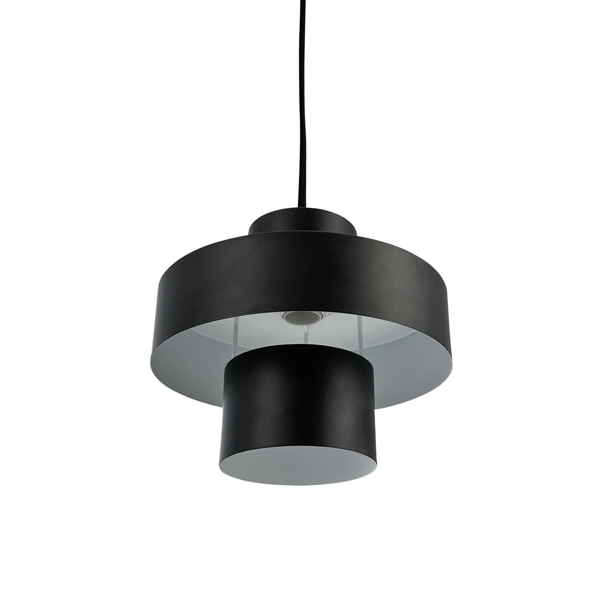 Stoke Ø20 Zwart hanglamp Van Dyberg Larsen - Afhankelijk van de kleurkeuze en de plaatsing kan de lamp zowel als sculpturaal interieurdetail als lichtpunt fungeren, ongeacht of deze boven de keukentafel, op het bureau of in de woonkamer en slaapkamer wordt geplaatst.