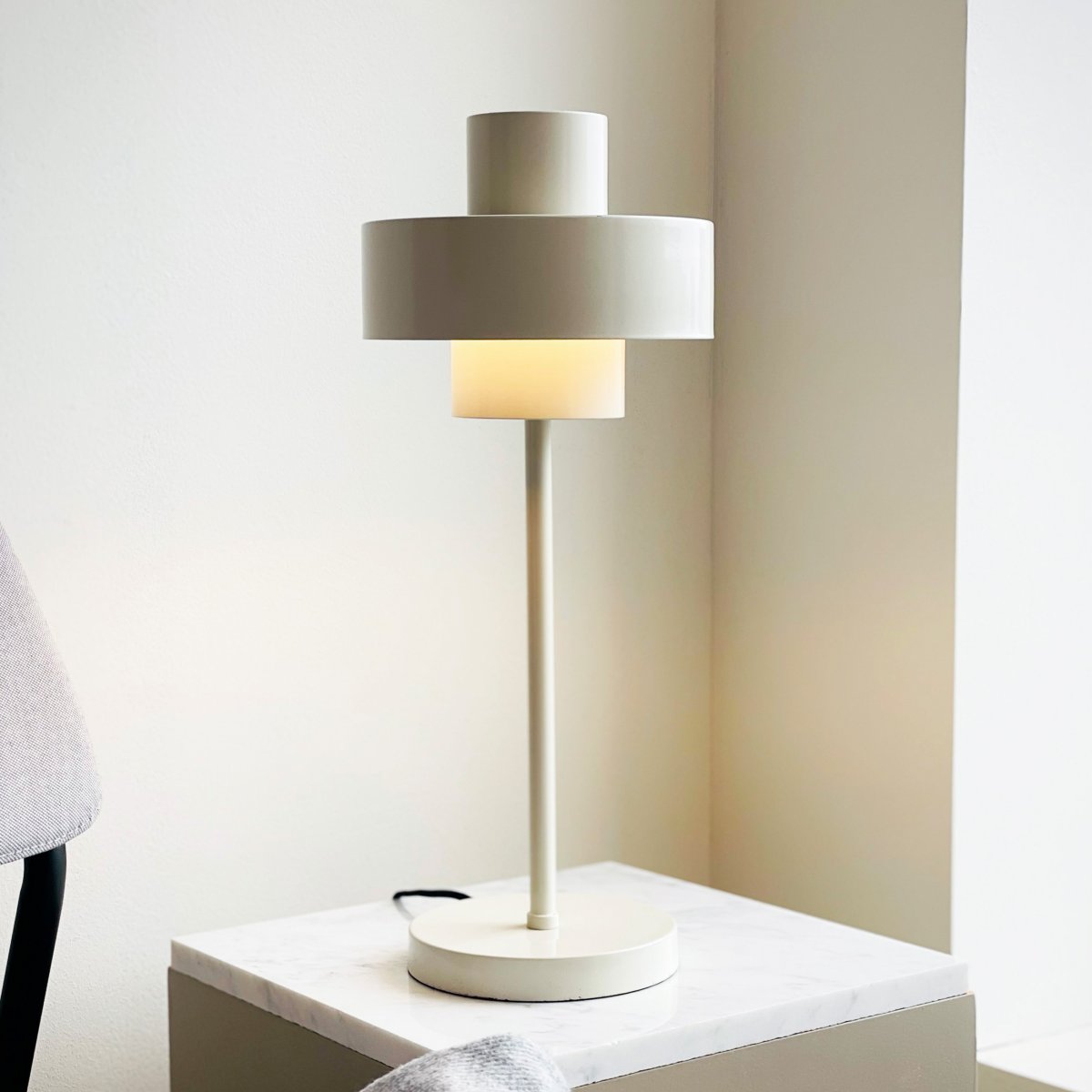 Stoke 50cm Wit tafellamp Van Dyberg Larsen - De lamp is perfect als sculpturaal interieurdetail en als lichtpunt, bijvoorbeeld in de keuken, op het bureau of in de woonkamer.