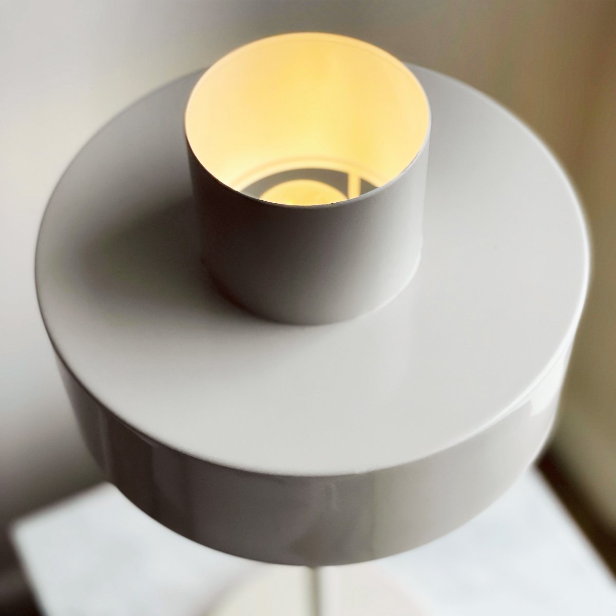 Stoke 50cm Wit tafellamp Van Dyberg Larsen - De lamp is perfect als sculpturaal interieurdetail en als lichtpunt, bijvoorbeeld in de keuken, op het bureau of in de woonkamer.