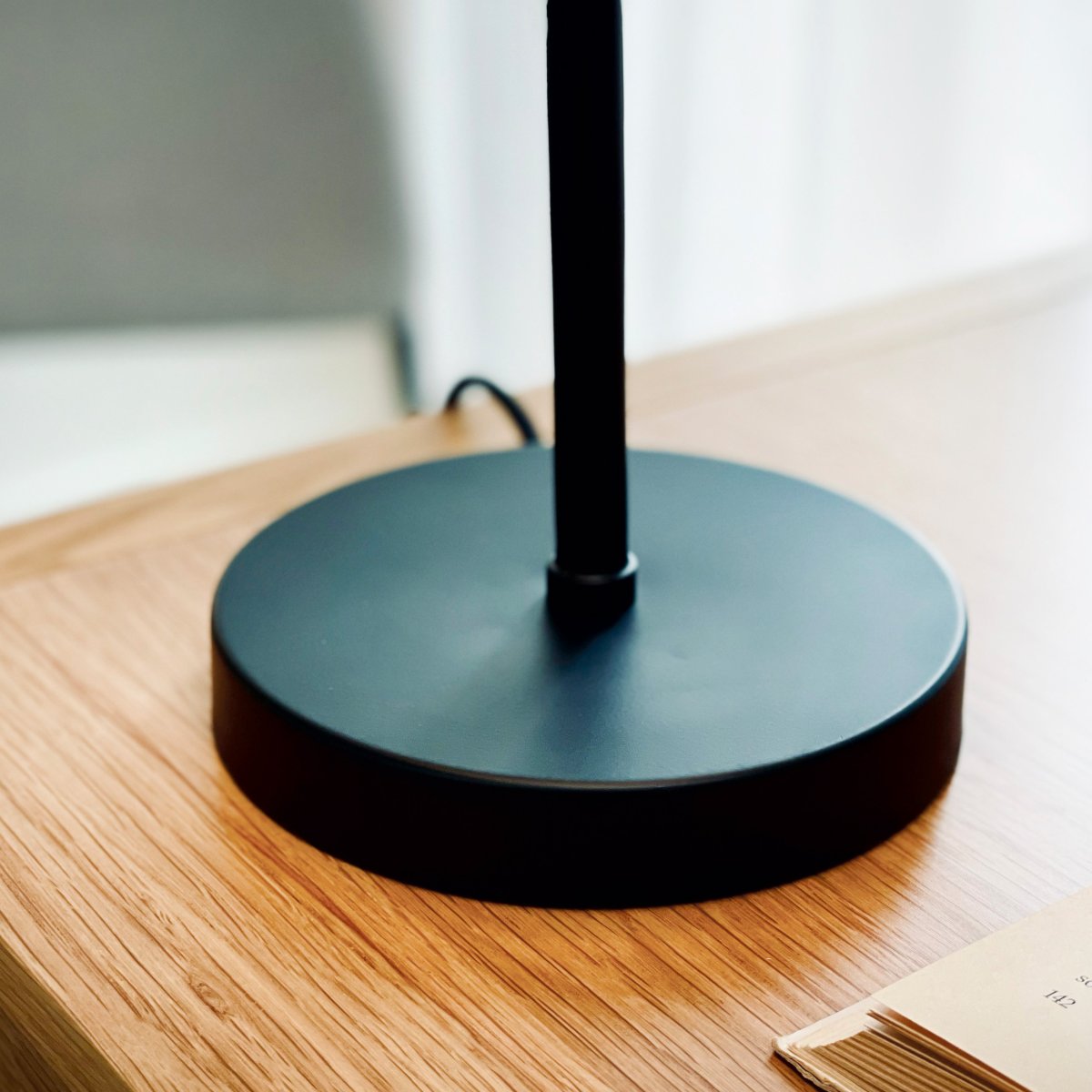 Stoke 50cm Zwart tafellamp Van Dyberg Larsen - De lamp is perfect als sculpturaal interieurdetail en als lichtpunt, bijvoorbeeld in de keuken, op het bureau of in de woonkamer.