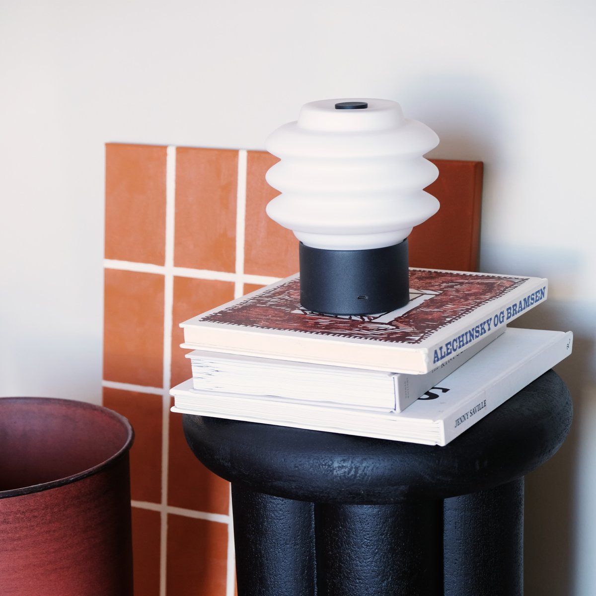 Diva LED 18cm Zwart Draagbare Van Dyberg Larsen - Tillverkad av opalglas ger den ett mjukt, behagligt sken, och den inbyggda LED-tekniken g&ouml;r den energieffektiv och h&aring;llbar.