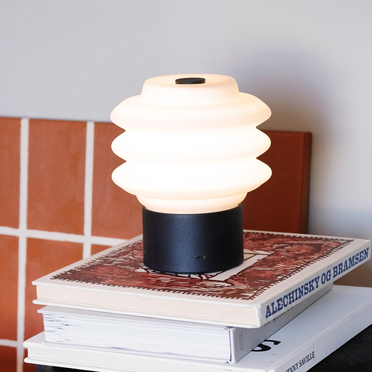 Diva LED 18cm Zwart Draagbare Van Dyberg Larsen - Tillverkad av opalglas ger den ett mjukt, behagligt sken, och den inbyggda LED-tekniken g&ouml;r den energieffektiv och h&aring;llbar.