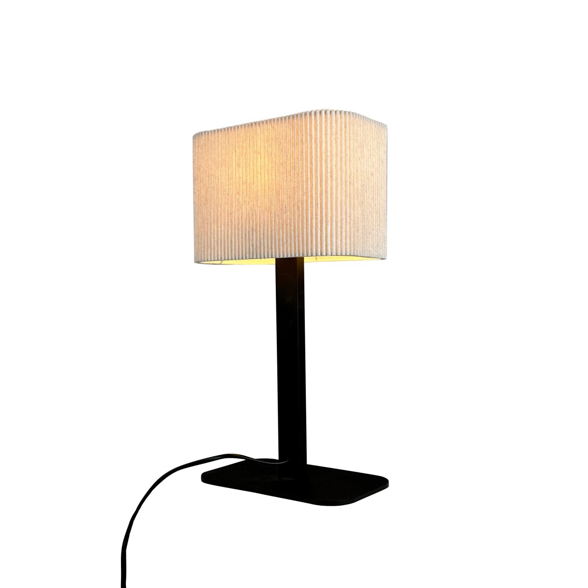 Calix Ovaal 40cm Zwart tafellamp Van Dyberg Larsen - Den ribbade, naturf&auml;rgade sk&auml;rmen av textil medf&ouml;r en v&auml;rme till rummet och i kombination med den svarta metallfoten passar Calix in i alla stilar och hem.
