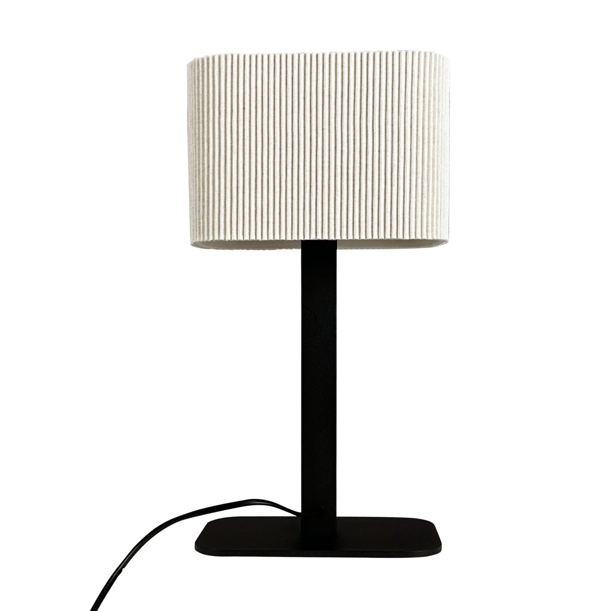 Calix Ovaal 40cm Zwart tafellamp Van Dyberg Larsen - Den ribbade, naturf&auml;rgade sk&auml;rmen av textil medf&ouml;r en v&auml;rme till rummet och i kombination med den svarta metallfoten passar Calix in i alla stilar och hem.
