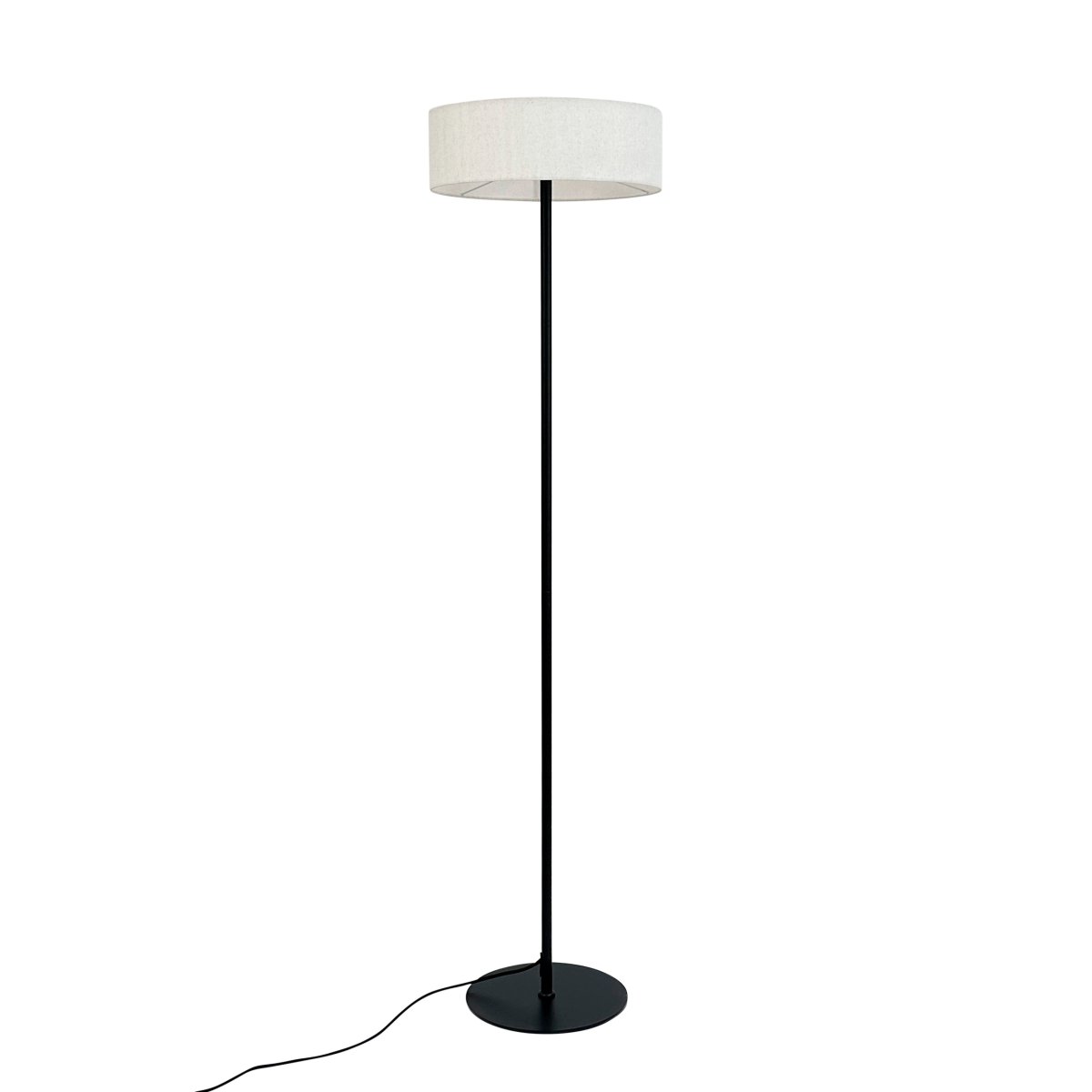 Calix Zwart vloerlamp Van Dyberg Larsen - Dankzij de stabiele basis en de eenvoudige vorm is deze lamp eenvoudig te plaatsen in verschillende omgevingen, terwijl hij tegelijkertijd sfeerverlichting biedt en een elegant designelement is.