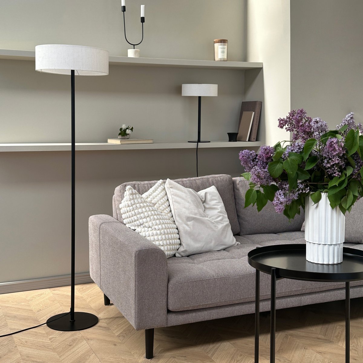 Calix Zwart vloerlamp Van Dyberg Larsen - Dankzij de stabiele basis en de eenvoudige vorm is deze lamp eenvoudig te plaatsen in verschillende omgevingen, terwijl hij tegelijkertijd sfeerverlichting biedt en een elegant designelement is.