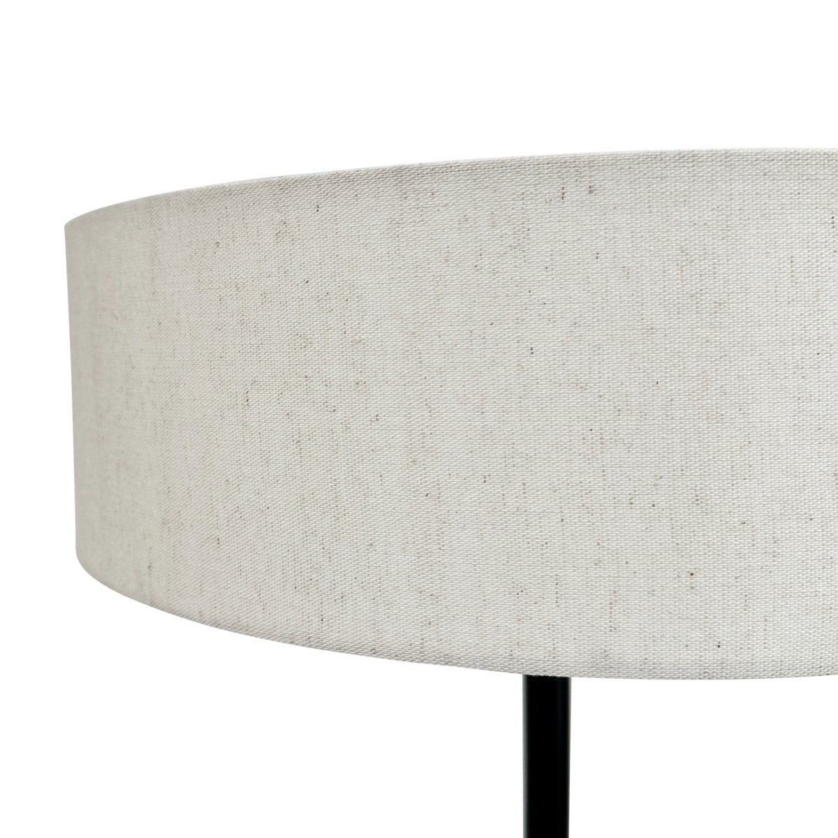 Calix Zwart vloerlamp Van Dyberg Larsen - Dankzij de stabiele basis en de eenvoudige vorm is deze lamp eenvoudig te plaatsen in verschillende omgevingen, terwijl hij tegelijkertijd sfeerverlichting biedt en een elegant designelement is.