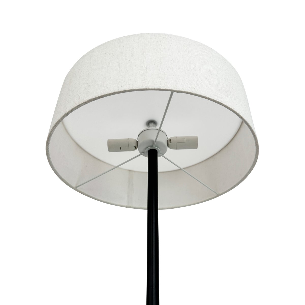 Calix Zwart vloerlamp Van Dyberg Larsen - Dankzij de stabiele basis en de eenvoudige vorm is deze lamp eenvoudig te plaatsen in verschillende omgevingen, terwijl hij tegelijkertijd sfeerverlichting biedt en een elegant designelement is.