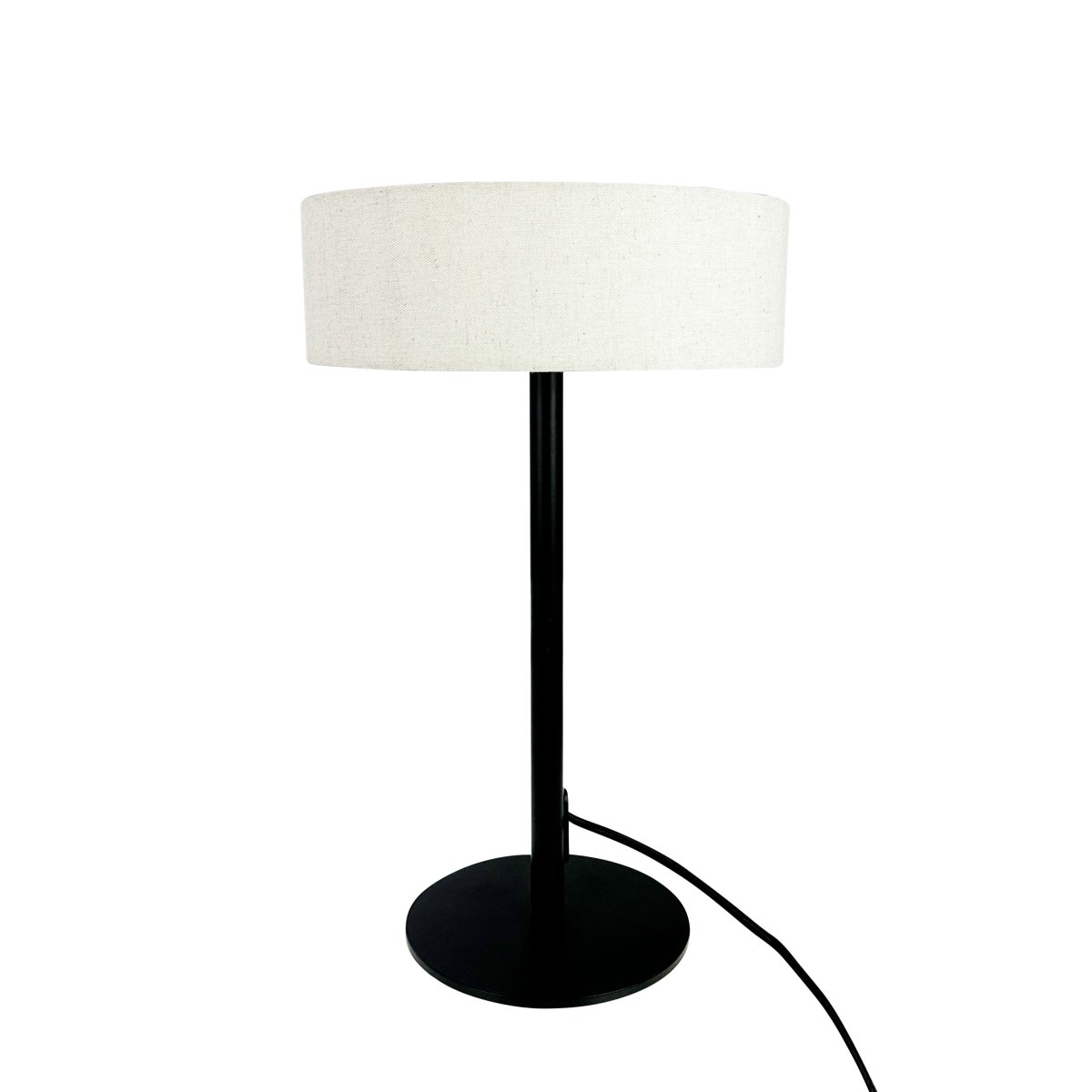 Calix 40cm Zwart tafellamp Van Dyberg Larsen - Dankzij de stabiele basis en de eenvoudige vorm is deze lamp eenvoudig te plaatsen in verschillende omgevingen, terwijl hij tegelijkertijd sfeerverlichting biedt en een elegant designelement is.
