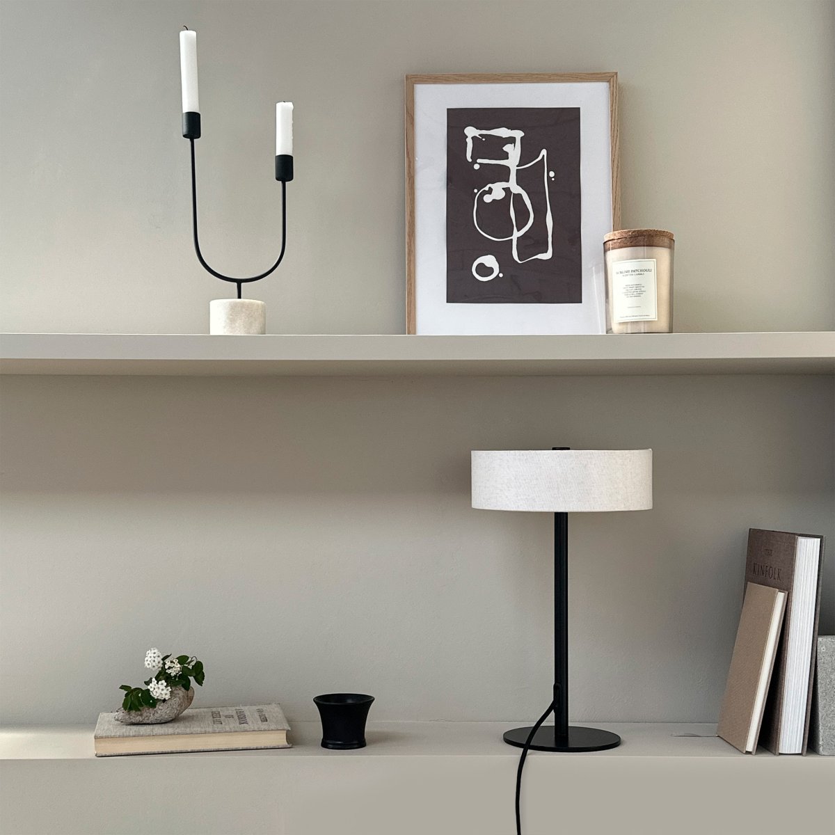 Calix 40cm Zwart tafellamp Van Dyberg Larsen - Dankzij de stabiele basis en de eenvoudige vorm is deze lamp eenvoudig te plaatsen in verschillende omgevingen, terwijl hij tegelijkertijd sfeerverlichting biedt en een elegant designelement is.