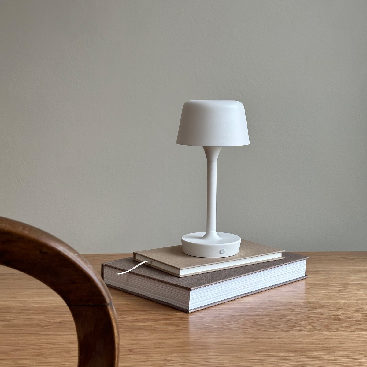 Flow 25cm Wit Draagbare Van Dyberg Larsen - De lamp is draadloos en eenvoudig te verplaatsen, waardoor u hem overal kunt neerzetten.