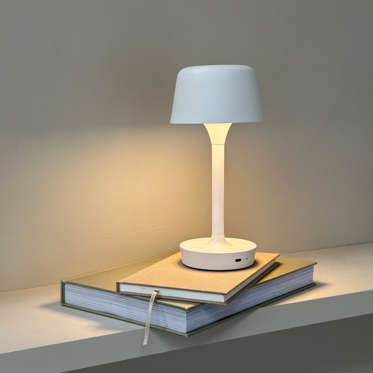 Flow 25cm Wit Draagbare Van Dyberg Larsen - De lamp is draadloos en eenvoudig te verplaatsen, waardoor u hem overal kunt neerzetten.