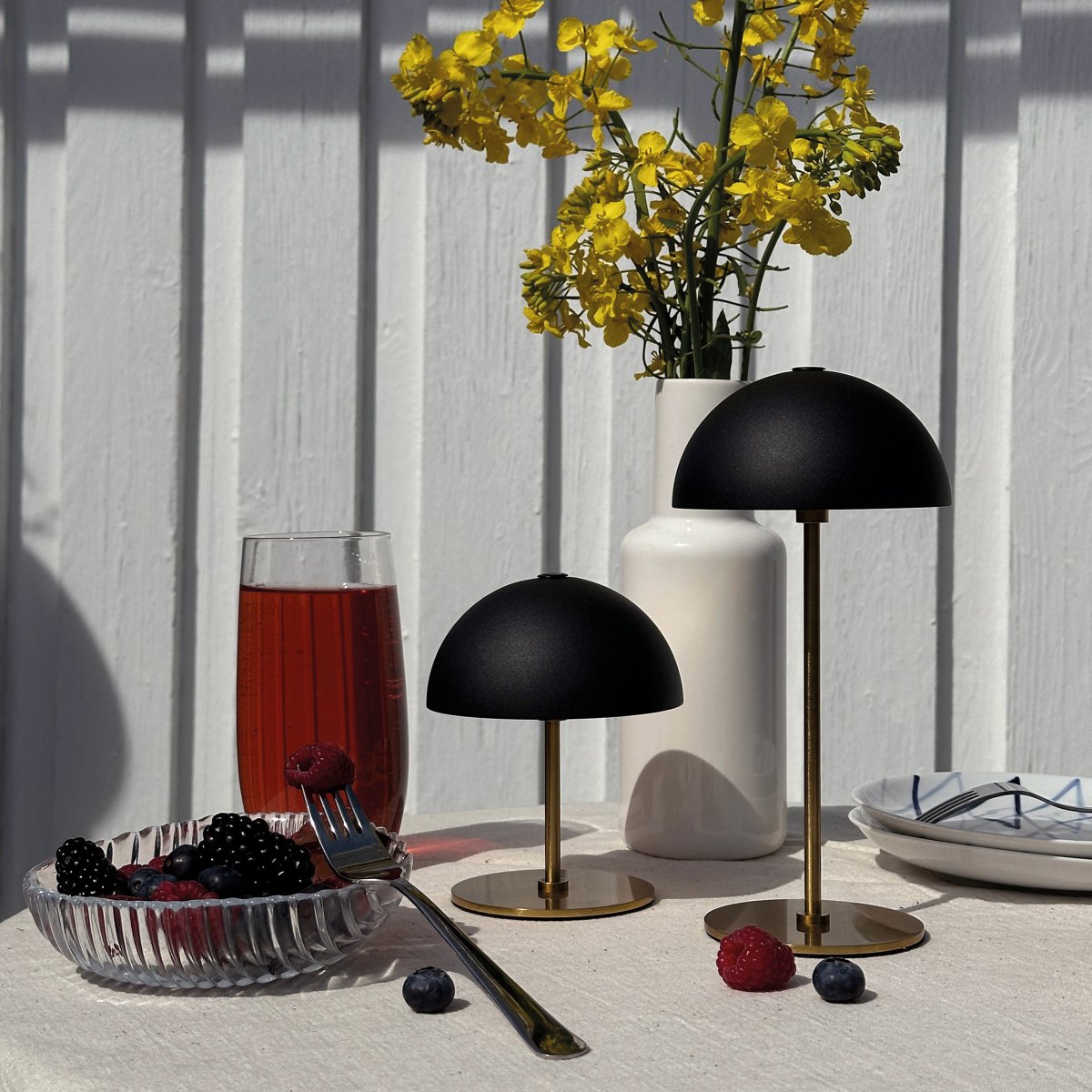 Along set 20cm Zwart Draagbare Van Dyberg Larsen - Deze draadloze lampen zijn gemaakt van messing met gekleurde metalen lampenkappen en bieden drie helderheidsniveaus zonder schittering.