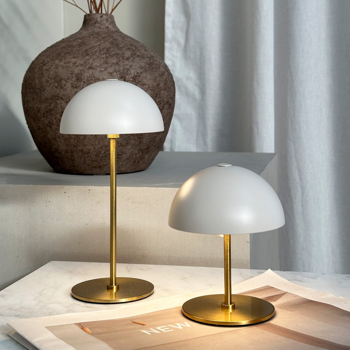 Along set 20cm Beige Draagbare Van Dyberg Larsen - Deze draadloze lampen zijn gemaakt van messing met gekleurde metalen lampenkappen en bieden drie helderheidsniveaus zonder schittering.