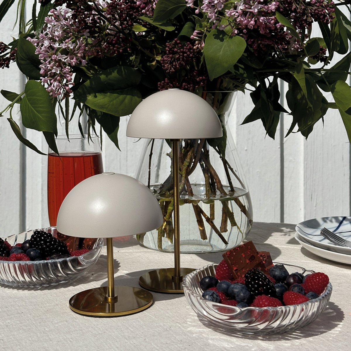 Along set 20cm Beige Draagbare Van Dyberg Larsen - Deze draadloze lampen zijn gemaakt van messing met gekleurde metalen lampenkappen en bieden drie helderheidsniveaus zonder schittering.