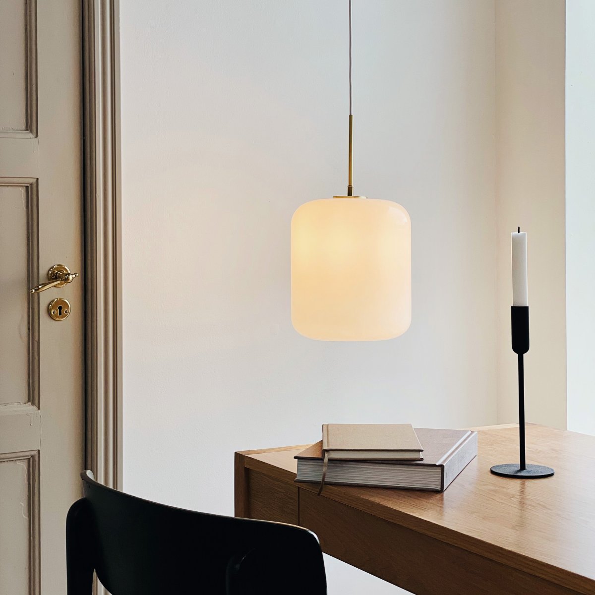 Silvia Ø25 Messing hanglamp Van Dyberg Larsen - Silvia is een serie plafondlampen van mondgeblazen opaalglas met een glanzend oppervlak, een fitting van messing en een wit textielsnoer.