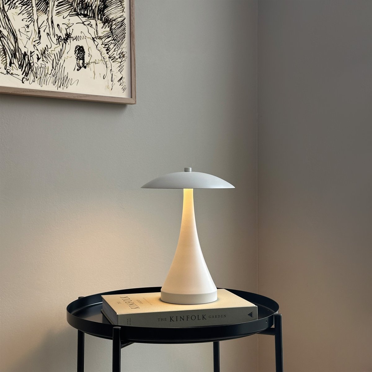 Vienna 28cm Wit Draagbare Van Dyberg Larsen - De Vienna LED-lamp overtuigt door het zachte en aangename licht, dat u met drie verschillende helderheidsniveaus kunt instellen om precies de juiste sfeer te creëren.