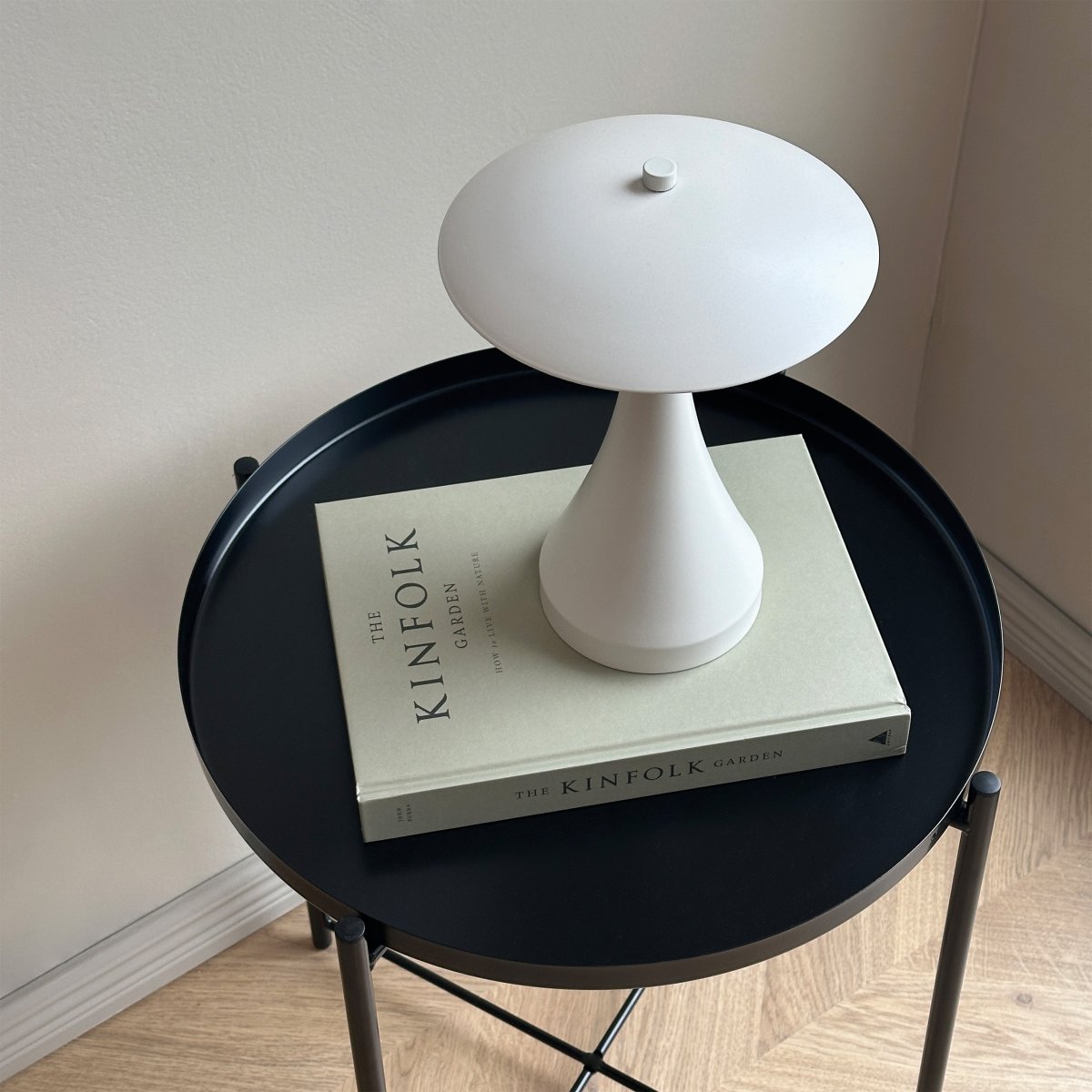 Vienna 28cm Wit Draagbare Van Dyberg Larsen - De Vienna LED-lamp overtuigt door het zachte en aangename licht, dat u met drie verschillende helderheidsniveaus kunt instellen om precies de juiste sfeer te creëren.