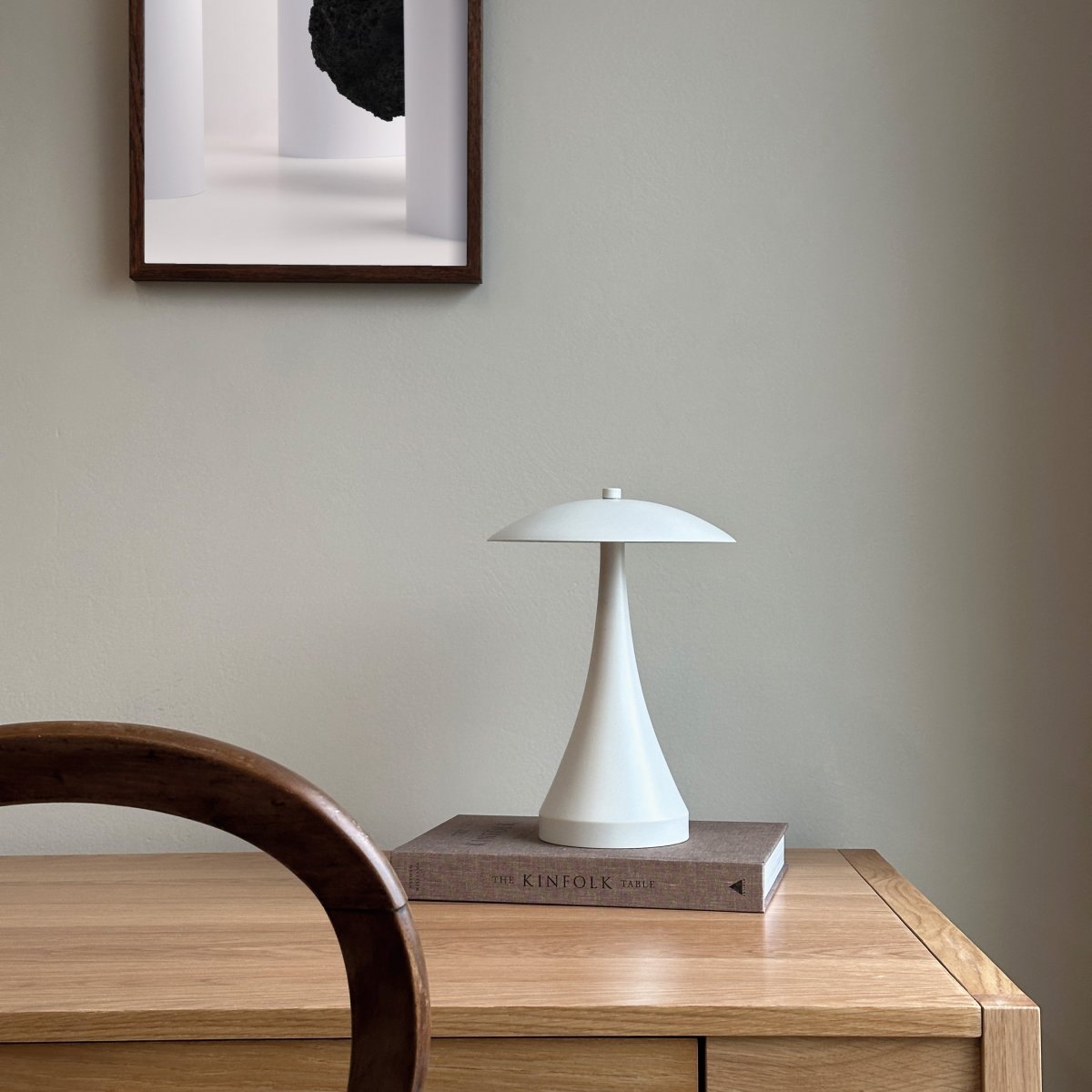 Vienna 28cm Crème wit Draagbare Van Dyberg Larsen - De Vienna LED-lamp overtuigt door het zachte en aangename licht, dat u met drie verschillende helderheidsniveaus kunt instellen om precies de juiste sfeer te creëren.