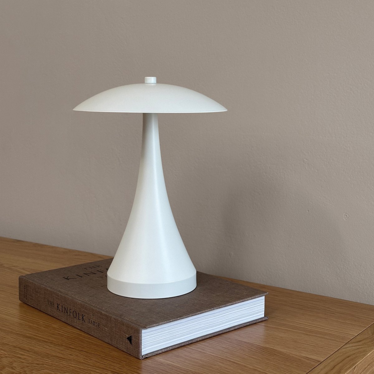 Vienna 28cm Crème wit Draagbare Van Dyberg Larsen - De Vienna LED-lamp overtuigt door het zachte en aangename licht, dat u met drie verschillende helderheidsniveaus kunt instellen om precies de juiste sfeer te creëren.