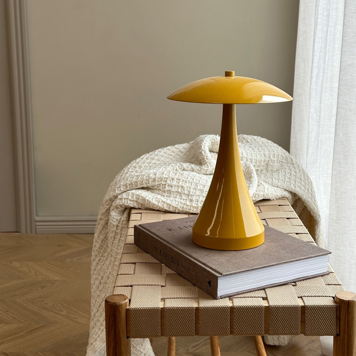 Vienna 28cm Kerrie Draagbare Van Dyberg Larsen - De Vienna LED-lamp overtuigt door het zachte en aangename licht, dat u met drie verschillende helderheidsniveaus kunt instellen om precies de juiste sfeer te creëren.