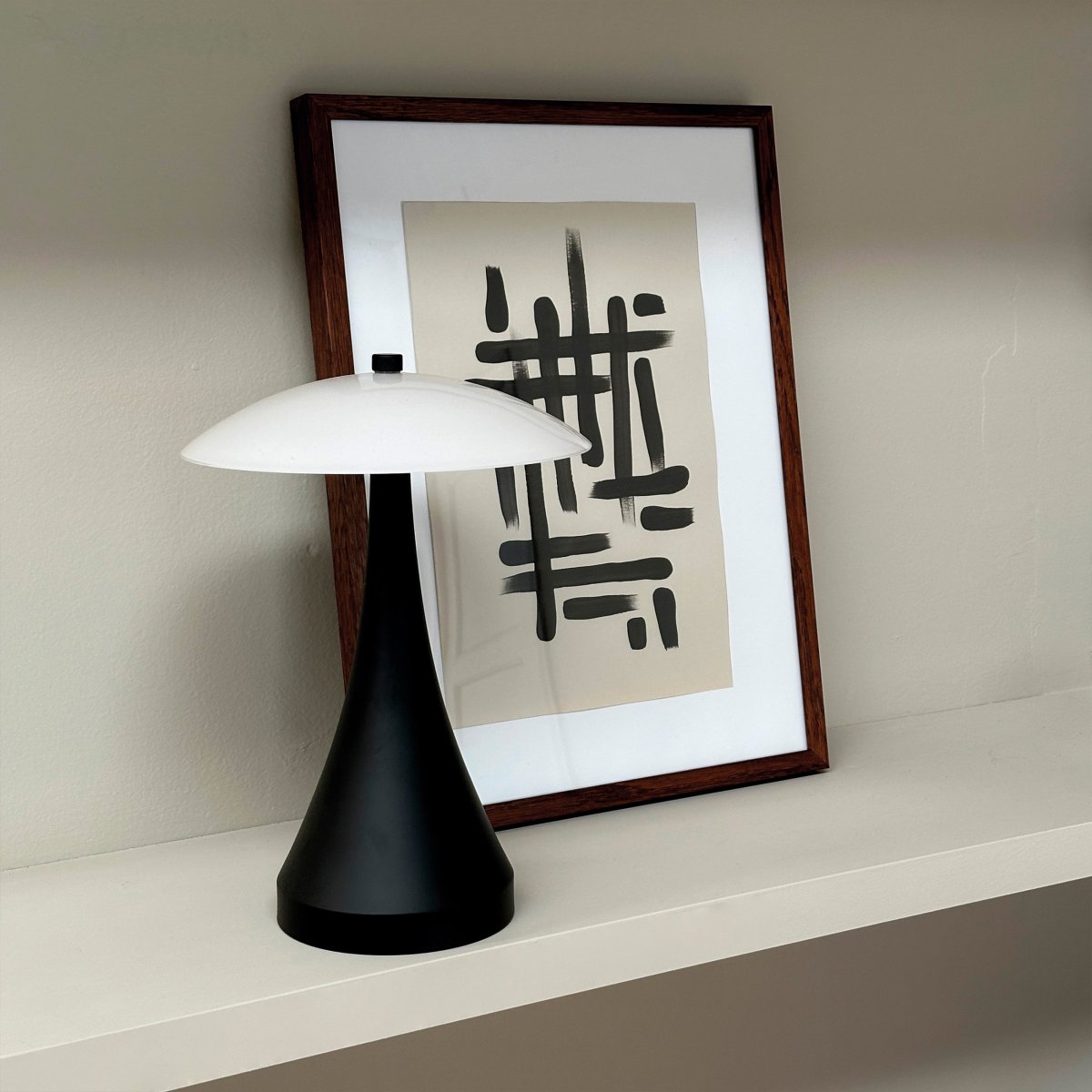 Vienna 28cm Zwart Draagbare Van Dyberg Larsen - De Vienna LED-lamp overtuigt door het zachte en aangename licht, dat u met drie verschillende helderheidsniveaus kunt instellen om precies de juiste sfeer te creëren.