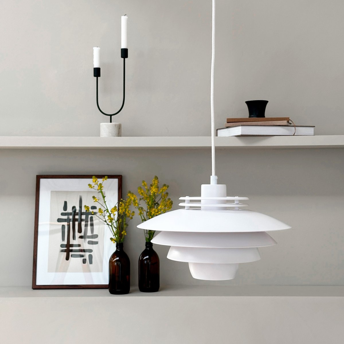Ejka Ø30 Wit hanglamp Van Dyberg Larsen - Ontdek de Ejka Mini Pendant, een Deens ontworpen lamp met een tijdloze stijl die perfect past in een Scandinavisch huis.
