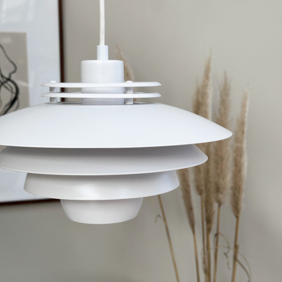 Ejka Ø30 Wit hanglamp Van Dyberg Larsen - Ontdek de Ejka Mini Pendant, een Deens ontworpen lamp met een tijdloze stijl die perfect past in een Scandinavisch huis.