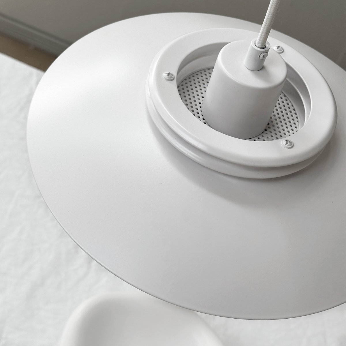 Ejka Ø30 Wit hanglamp Van Dyberg Larsen - Ontdek de Ejka Mini Pendant, een Deens ontworpen lamp met een tijdloze stijl die perfect past in een Scandinavisch huis.