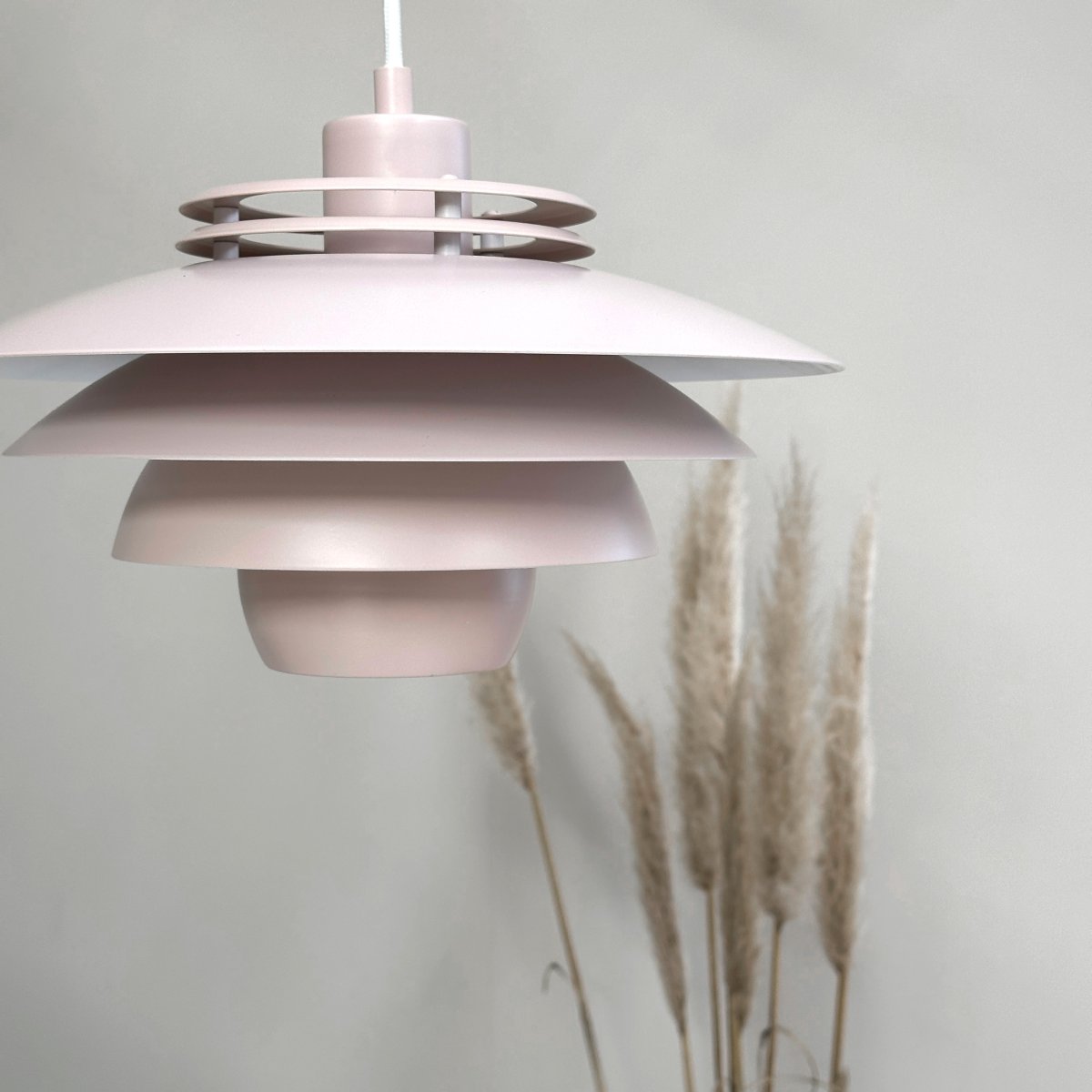 Ejka Ø30 Roze hanglamp Van Dyberg Larsen - Ontdek de Ejka Mini Pendant, een Deens ontworpen lamp met een tijdloze stijl die perfect past in een Scandinavisch huis.