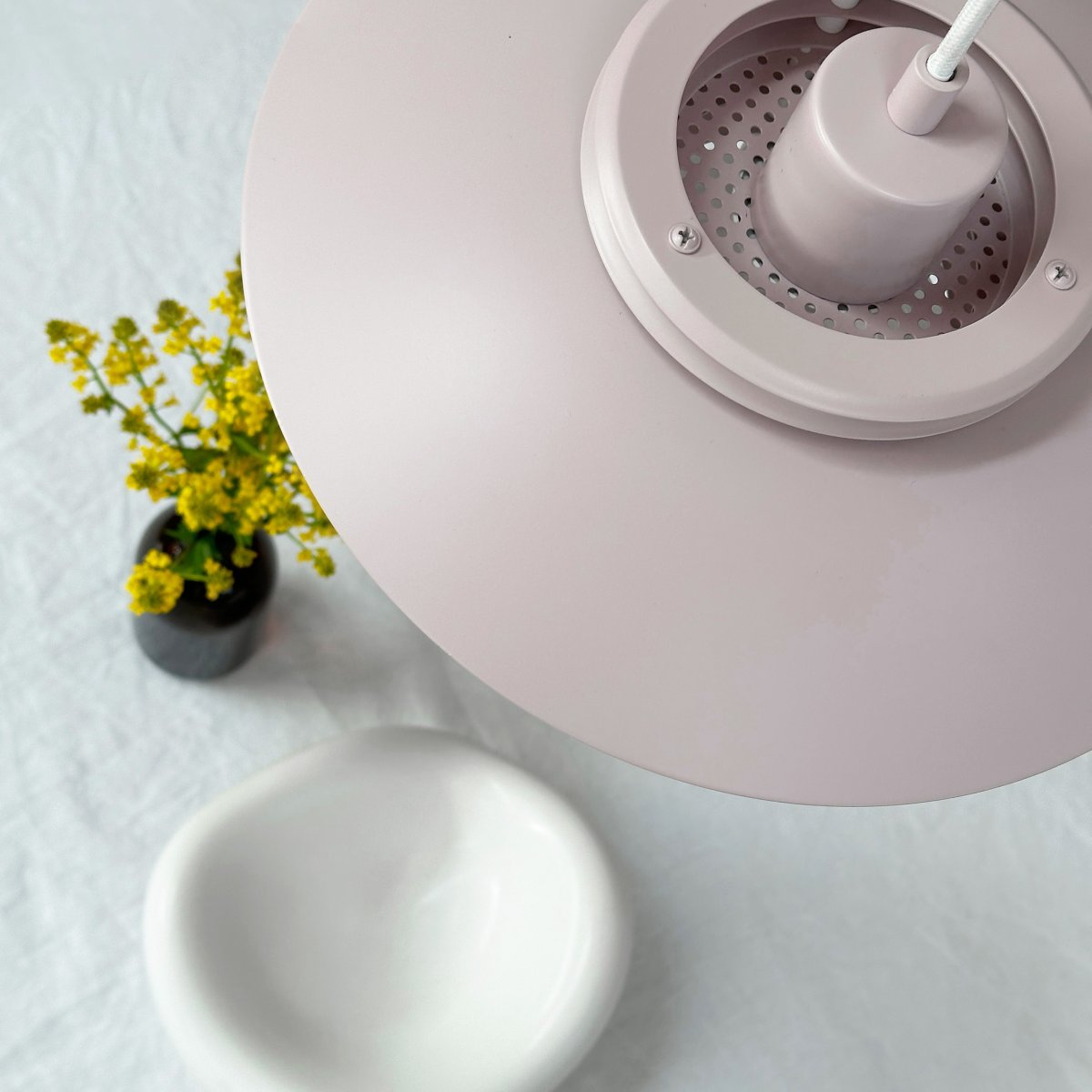 Ejka Ø30 Roze hanglamp Van Dyberg Larsen - Ontdek de Ejka Mini Pendant, een Deens ontworpen lamp met een tijdloze stijl die perfect past in een Scandinavisch huis.