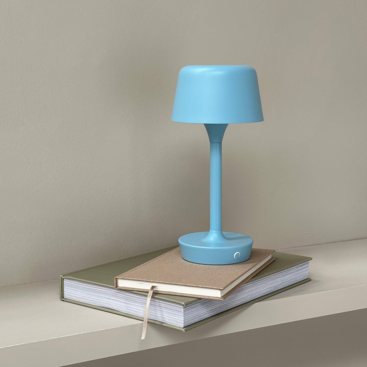 Flow 25cm Lichtblauw Draagbare Van Dyberg Larsen - De lamp is draadloos en eenvoudig te verplaatsen, waardoor u hem overal kunt neerzetten.