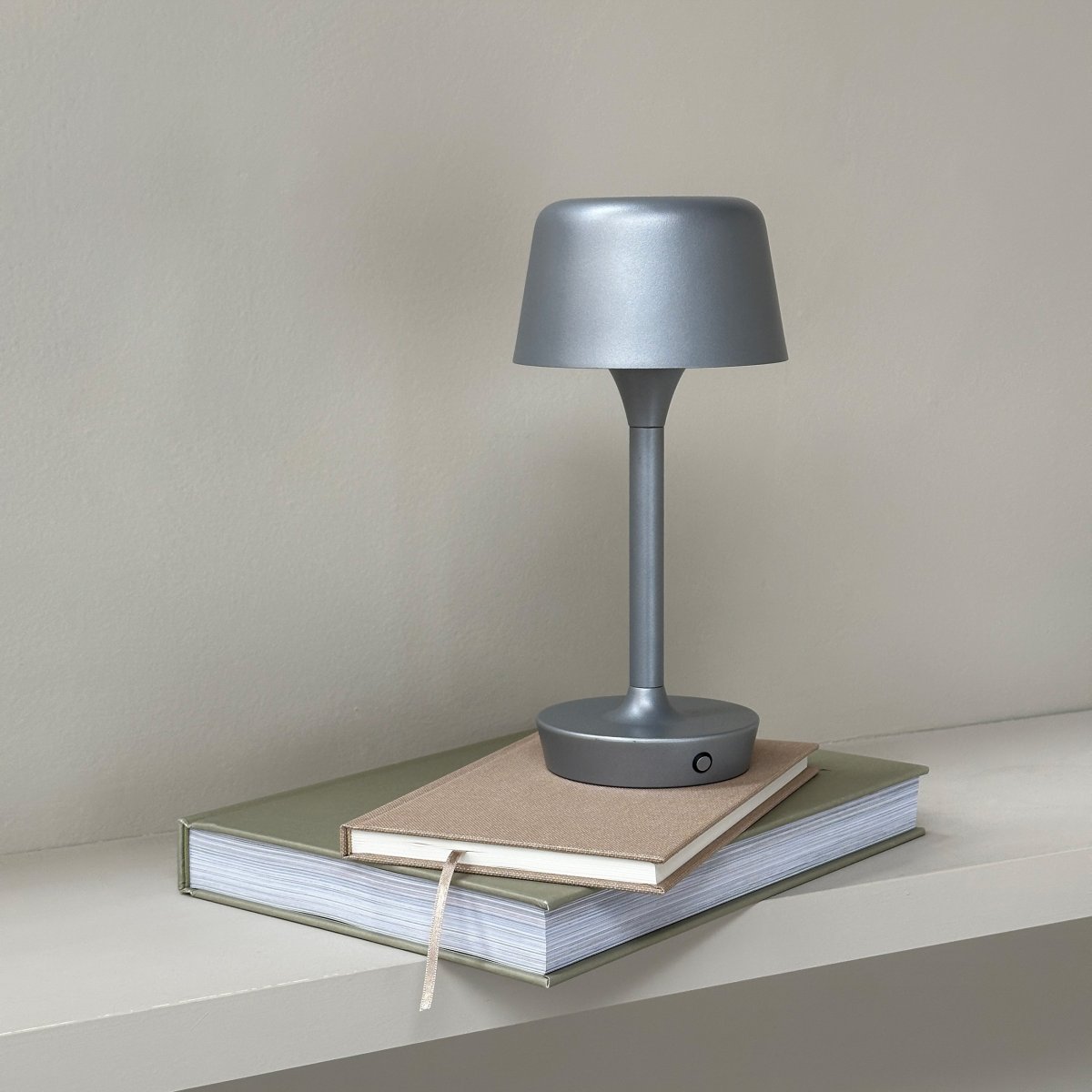 Flow 25cm Zilver Draagbare Van Dyberg Larsen - De lamp is draadloos en eenvoudig te verplaatsen, waardoor u hem overal kunt neerzetten.