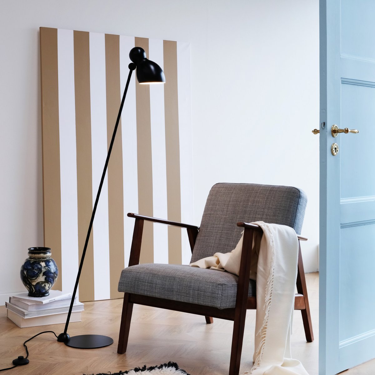 Ludo Zwart vloerlamp Van Dyberg Larsen - Ludo is gemaakt van hoogwaardig metaal met een zijdezachte afwerking en voegt een vleugje klassiek design toe aan uw huis.