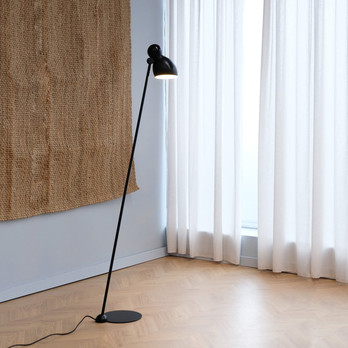 Ludo Zwart vloerlamp Van Dyberg Larsen - Ludo is gemaakt van hoogwaardig metaal met een zijdezachte afwerking en voegt een vleugje klassiek design toe aan uw huis.