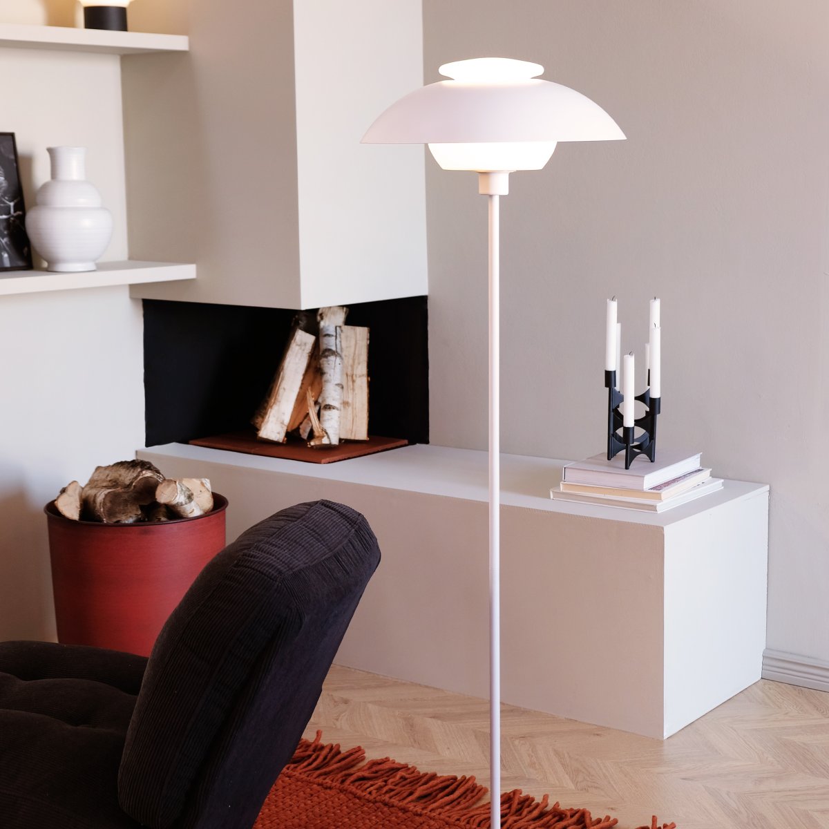 Opus Mat wit vloerlamp Van Dyberg Larsen - De bovenste kap van de lamp is gemaakt van mondgeblazen opaalglas dat een zacht en aangenaam licht verspreidt en een uitnodigende sfeer cre&euml;ert.