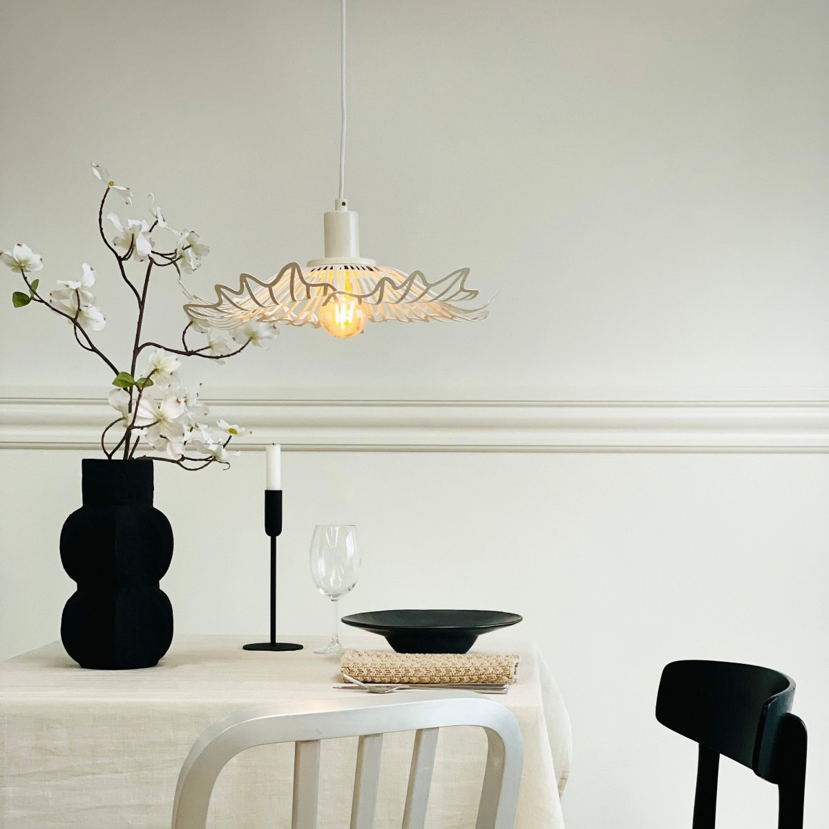 Flora Ø40 Parelwit hanglamp Van Dyberg Larsen - Finns i tv&aring; eleganta varianter: matt svart, med en industriell fransk k&auml;nsla, och p&auml;rlvitt, som kombinerar romantisk bohemstil med en minimalistisk touch.