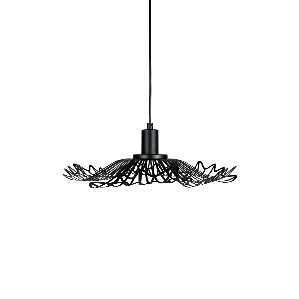 Flora Ø40 Matzwart hanglamp Van Dyberg Larsen - Finns i tv&aring; eleganta varianter: matt svart, med en industriell fransk k&auml;nsla, och p&auml;rlvitt, som kombinerar romantisk bohemstil med en minimalistisk touch.