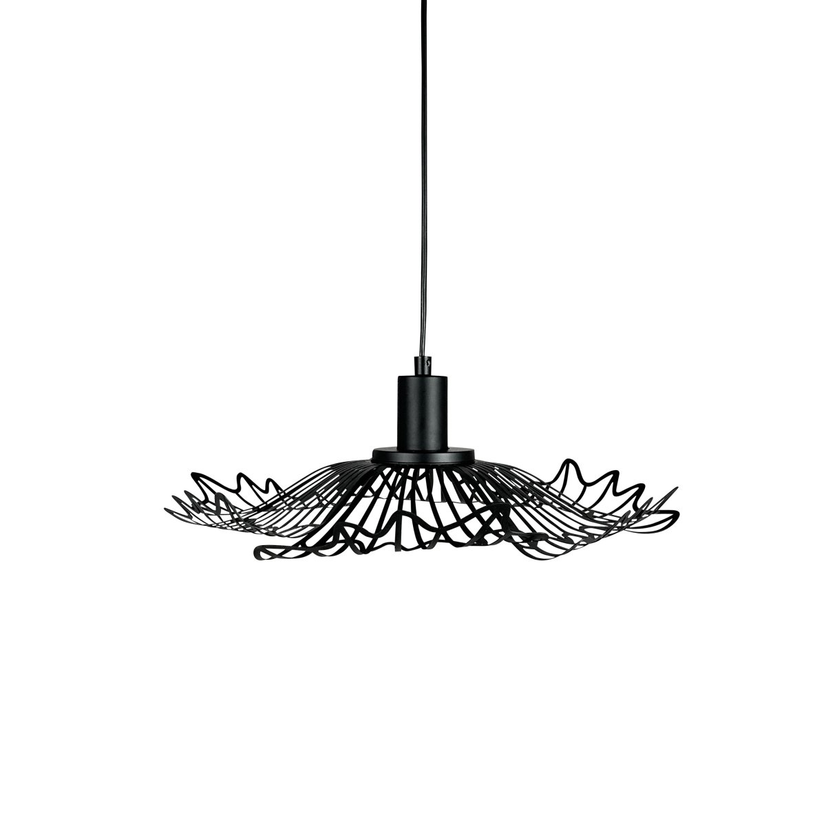 Flora Ø40 Matzwart hanglamp Van Dyberg Larsen - Finns i tv&aring; eleganta varianter: matt svart, med en industriell fransk k&auml;nsla, och p&auml;rlvitt, som kombinerar romantisk bohemstil med en minimalistisk touch.