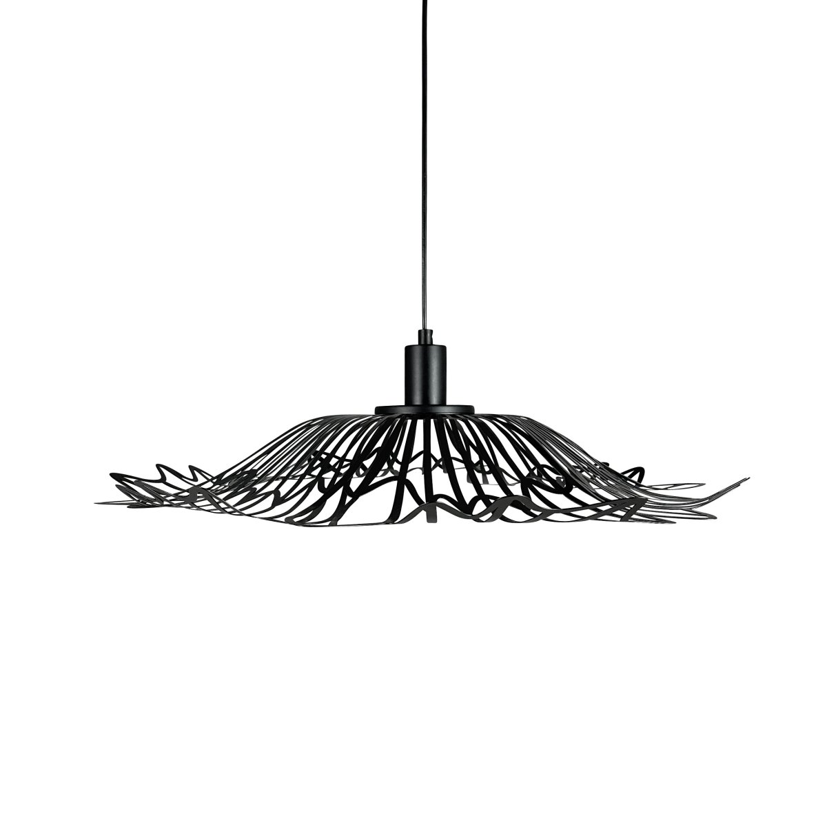 Flora Ø60 Matzwart hanglamp Van Dyberg Larsen - Finns i tv&aring; eleganta varianter: matt svart, med en industriell fransk k&auml;nsla, och p&auml;rlvitt, som kombinerar romantisk bohemstil med en minimalistisk touch.