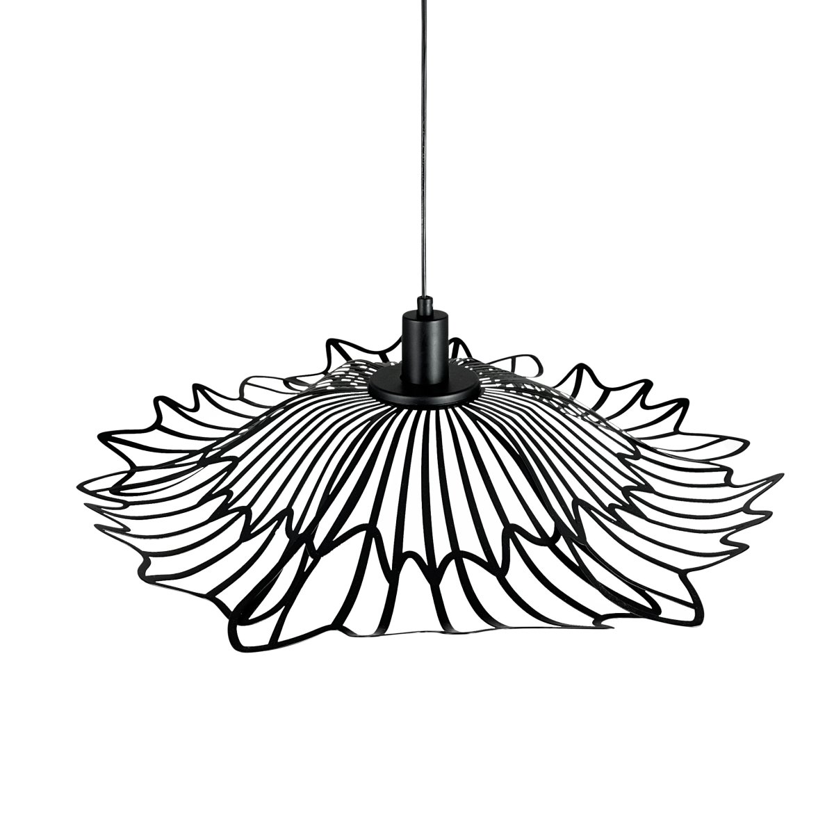 Flora Ø60 Matzwart hanglamp Van Dyberg Larsen - Finns i tv&aring; eleganta varianter: matt svart, med en industriell fransk k&auml;nsla, och p&auml;rlvitt, som kombinerar romantisk bohemstil med en minimalistisk touch.