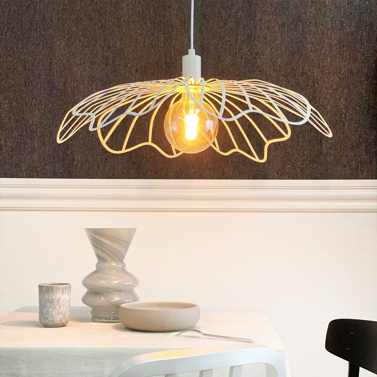 Blumen Ø60 Parelwit hanglamp Van Dyberg Larsen - Den sprider ett sofistikerat ljus och fungerar som en unik mittpunkt i hemmet, vare sig den h&auml;nger &ouml;ver matbordet, i vardagsrummet eller i entr&eacute;n.