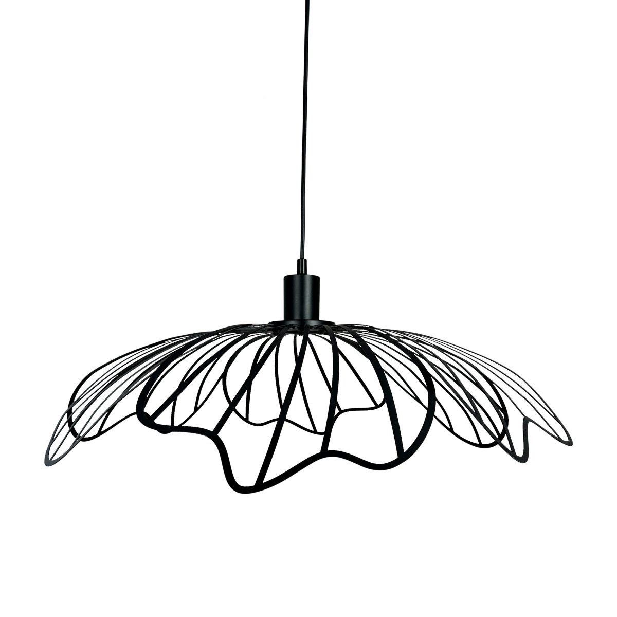Blumen Ø60 Matzwart hanglamp Van Dyberg Larsen - Den sprider ett sofistikerat ljus och fungerar som en unik mittpunkt i hemmet, vare sig den h&auml;nger &ouml;ver matbordet, i vardagsrummet eller i entr&eacute;n.