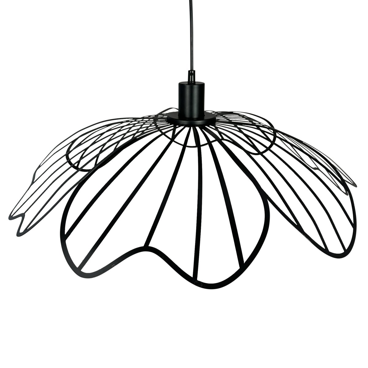 Blumen Ø60 Matzwart hanglamp Van Dyberg Larsen - Den sprider ett sofistikerat ljus och fungerar som en unik mittpunkt i hemmet, vare sig den h&auml;nger &ouml;ver matbordet, i vardagsrummet eller i entr&eacute;n.