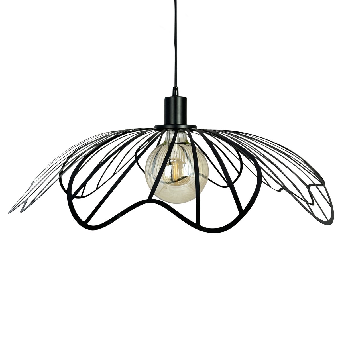 Blumen Ø60 Matzwart hanglamp Van Dyberg Larsen - Den sprider ett sofistikerat ljus och fungerar som en unik mittpunkt i hemmet, vare sig den h&auml;nger &ouml;ver matbordet, i vardagsrummet eller i entr&eacute;n.